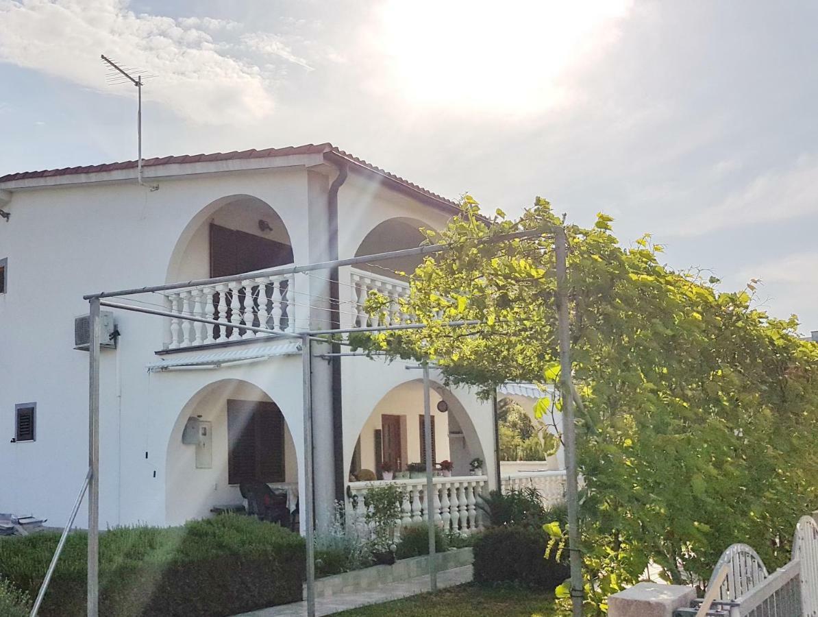 Apartments Vila Leona Pirovac Esterno foto